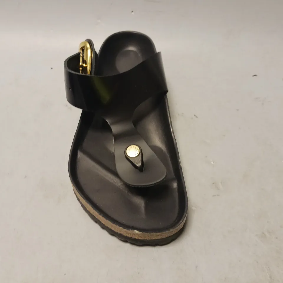 BOXED PAIR OF BIRKENSTOCK GIZEH BIG BUCKLE TOE-POST FOOTBED SANDALS IN BLACK UK SIZE 9