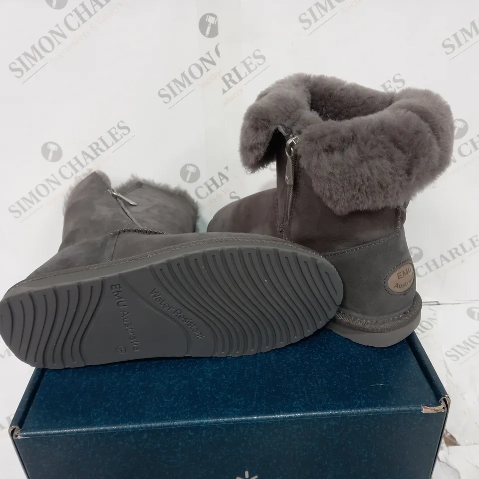 BOXED PAIR OF EMU AUSTRALIA SIZE 6 BOOTS