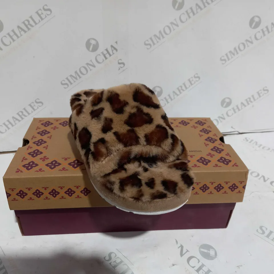 BOXED SKETCHERS MEMORY FOAM LEOPARD PRINT SLIPPERS - SIZE UK 7 