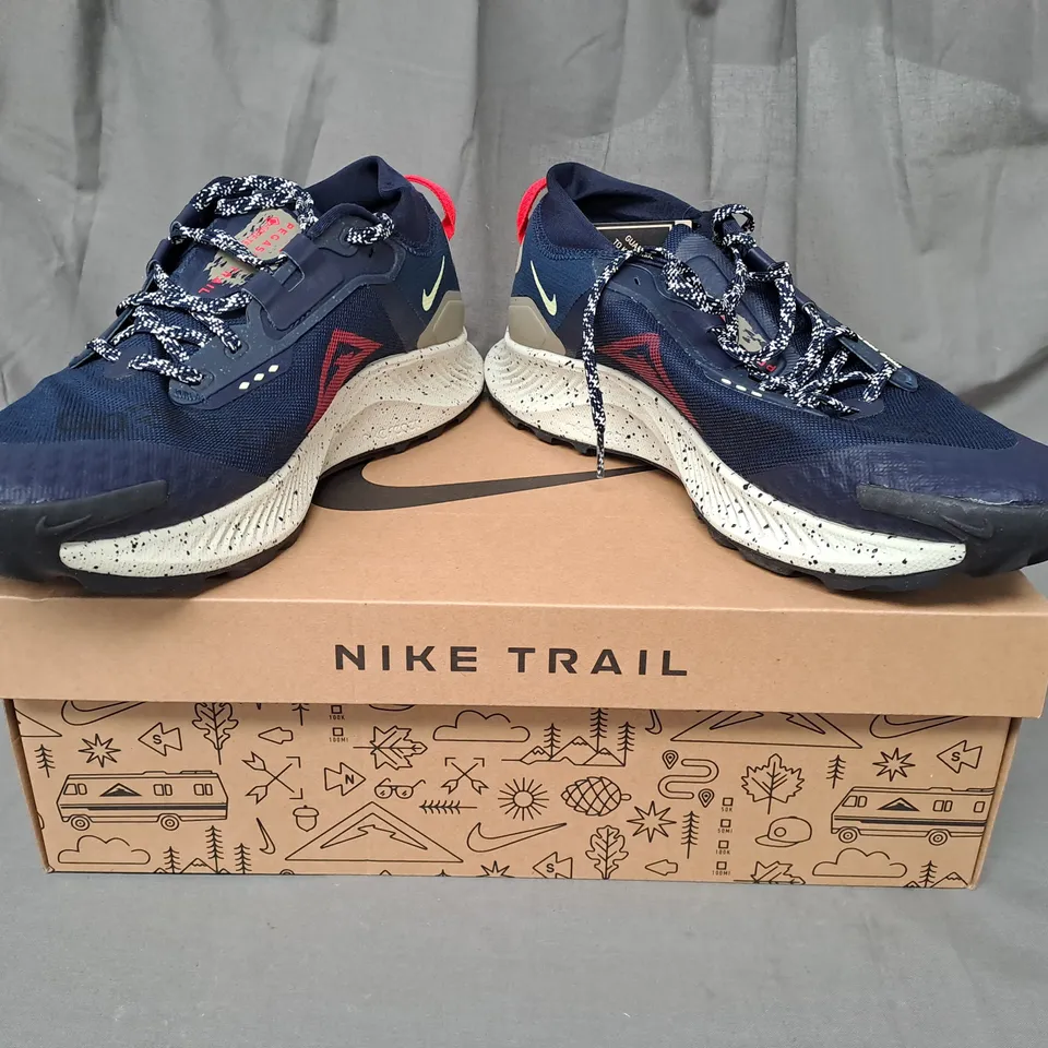 BOXED PAIR OF NIKE PEGASUS TRAIL 3 GTX SHOES IN NAVY/RED UK SIZE 11