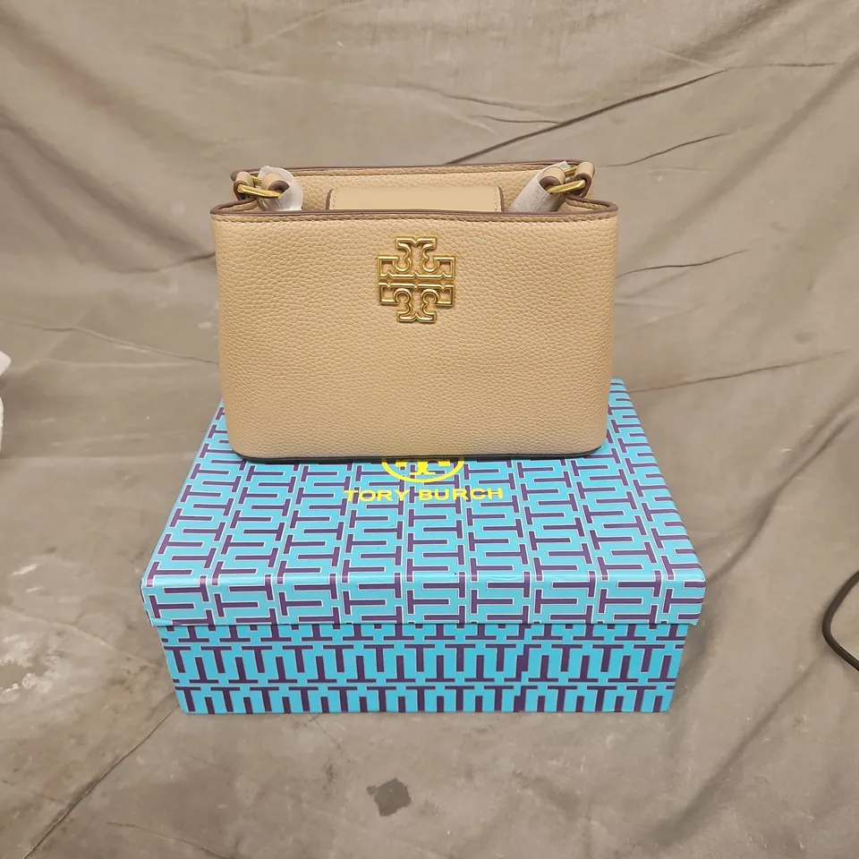 TORY BURCH - BEIGE PEBBLED LEATHER SHOULDER BAG WITH GOLD LOGO – BOXED
