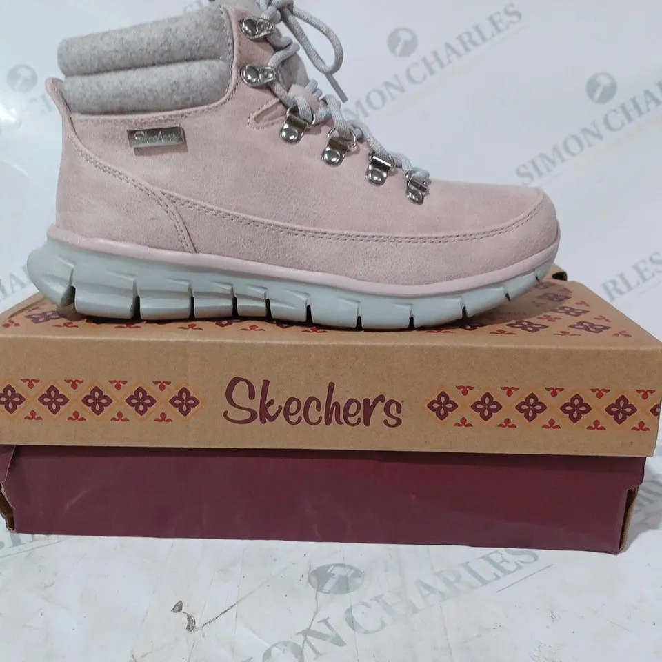BOXED PAIR OF SKECHERS BOOTS IN BLUSH SIZE 3.5