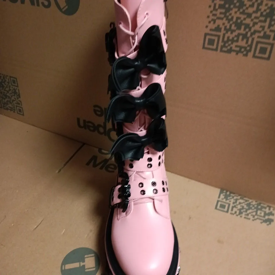 BOXED KOI MONSTER HIGH COUNT FABULOUS LONG BOOTS IN PINK - UK 6