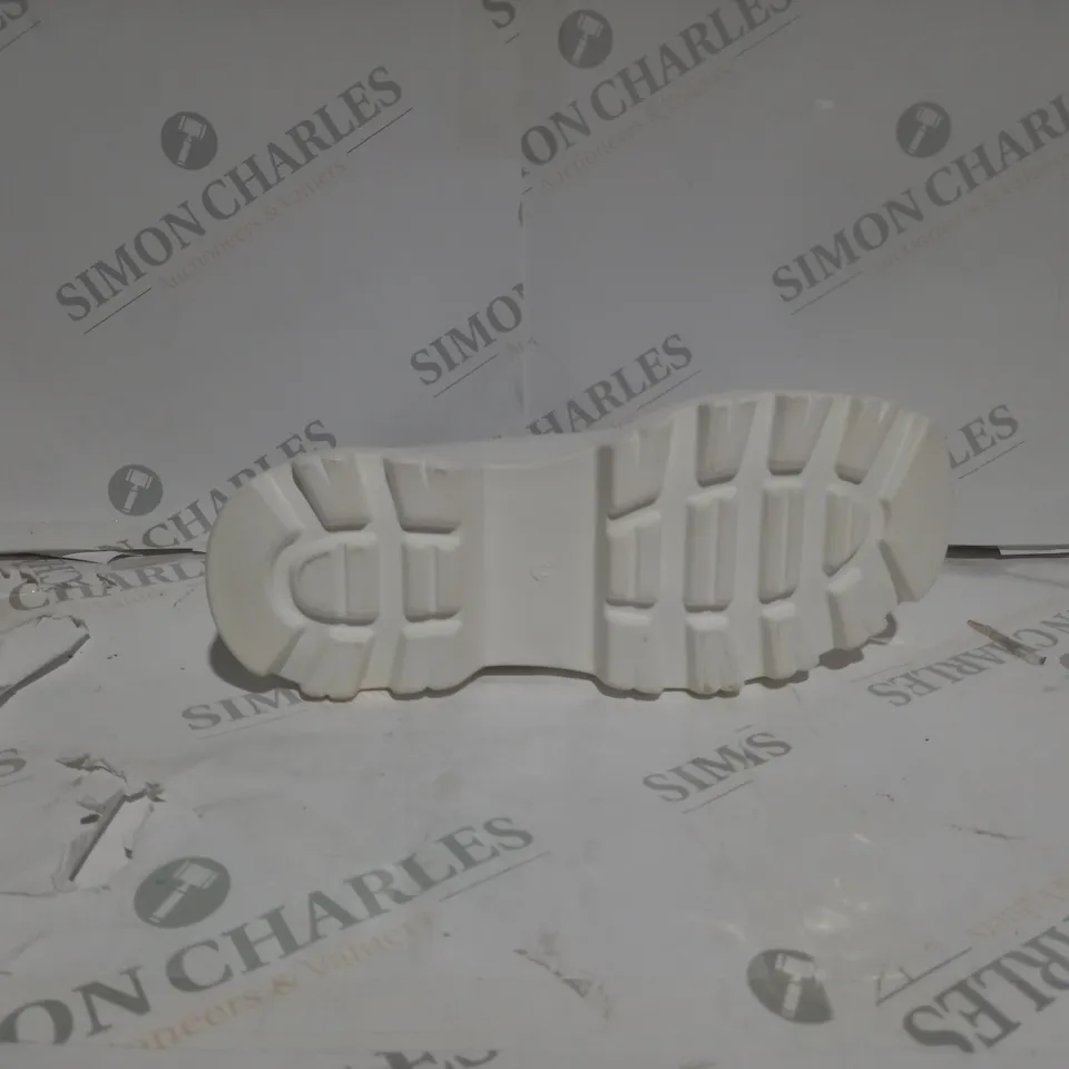 BRAND NEW BOXED PAIR OF KOI VEGAN CHUNKY SANDALS IN WHITE - UK SIZE 6