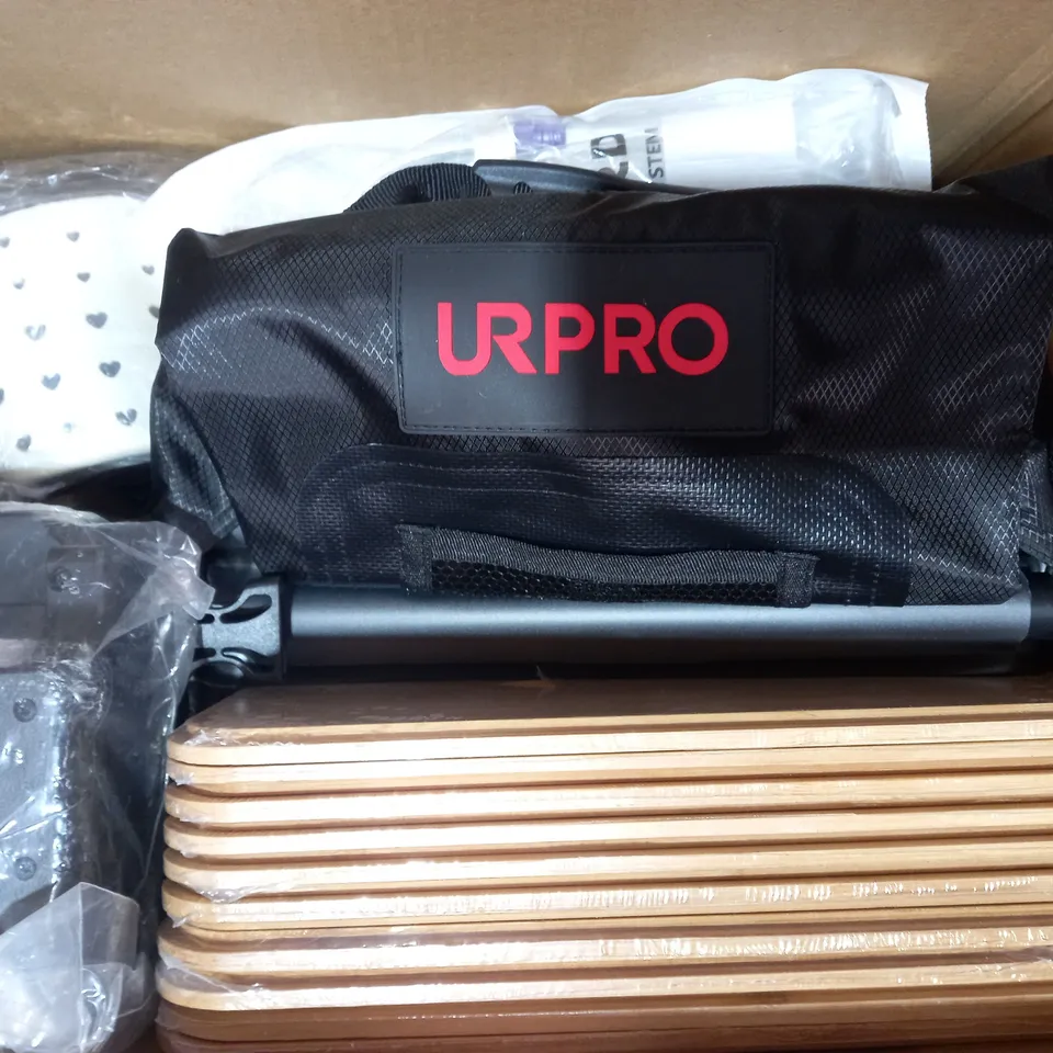 BOX OF APPROXIMATELY 10 ASSORTED HOUSEHOLD ITEMS TO INCLUDE CHOPPING BOARD, PEACH AIRUP POD, SHOWER CURTAIN, ETC