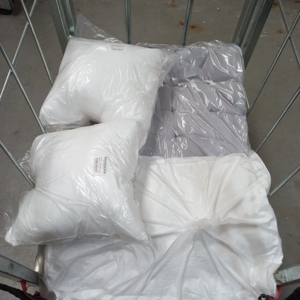 LOT OF ASSORTED HOME FABRIC ITEMS TO INCLUDE TOWELS, PILLOWS AND CUSHION PADS