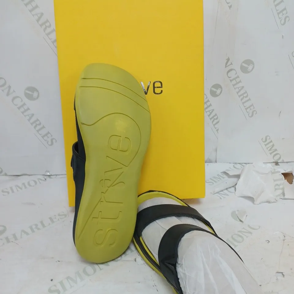 BOXED PAIR OF STRIVE SANDALS IN BLACK/CITRUS SIZE 6