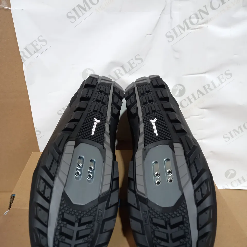 PAIR OF BOXED SHIMANO MW7 SHOE SIZE 40