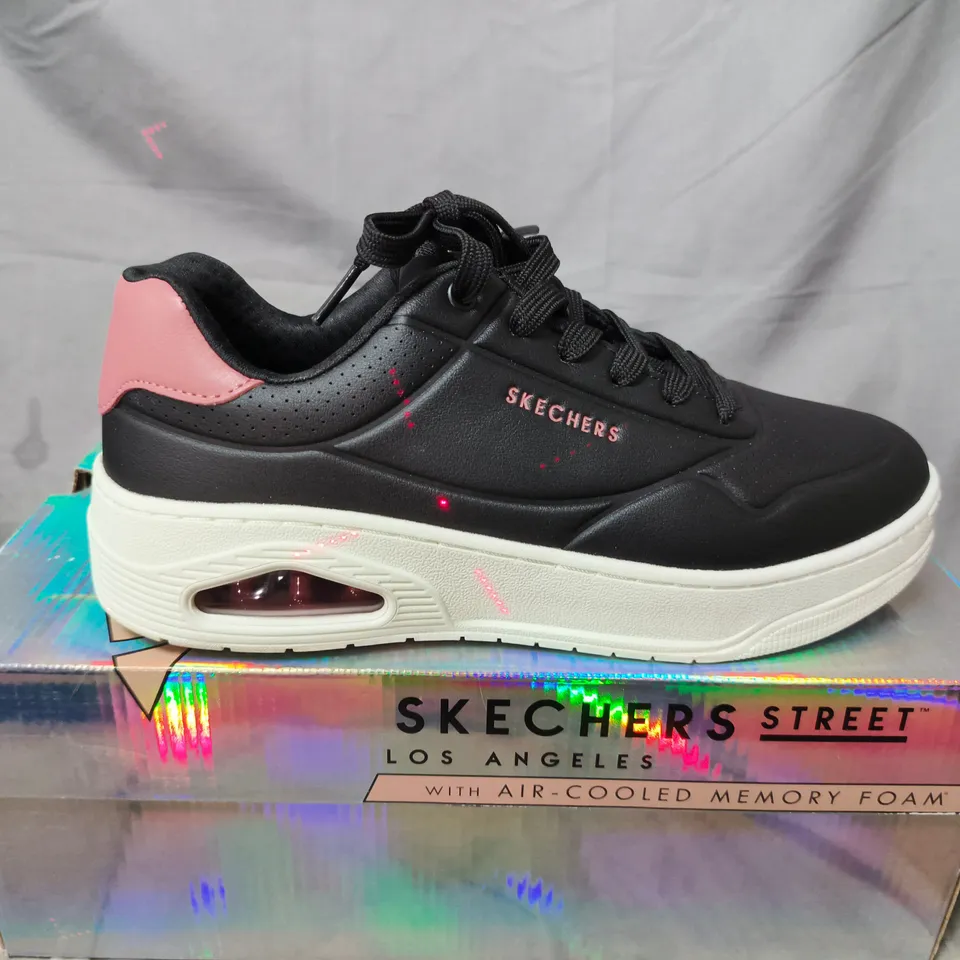 BOXED PAIR OF SKECHERS STREET LOS ANGELES SNEAKERS – SIZE 6