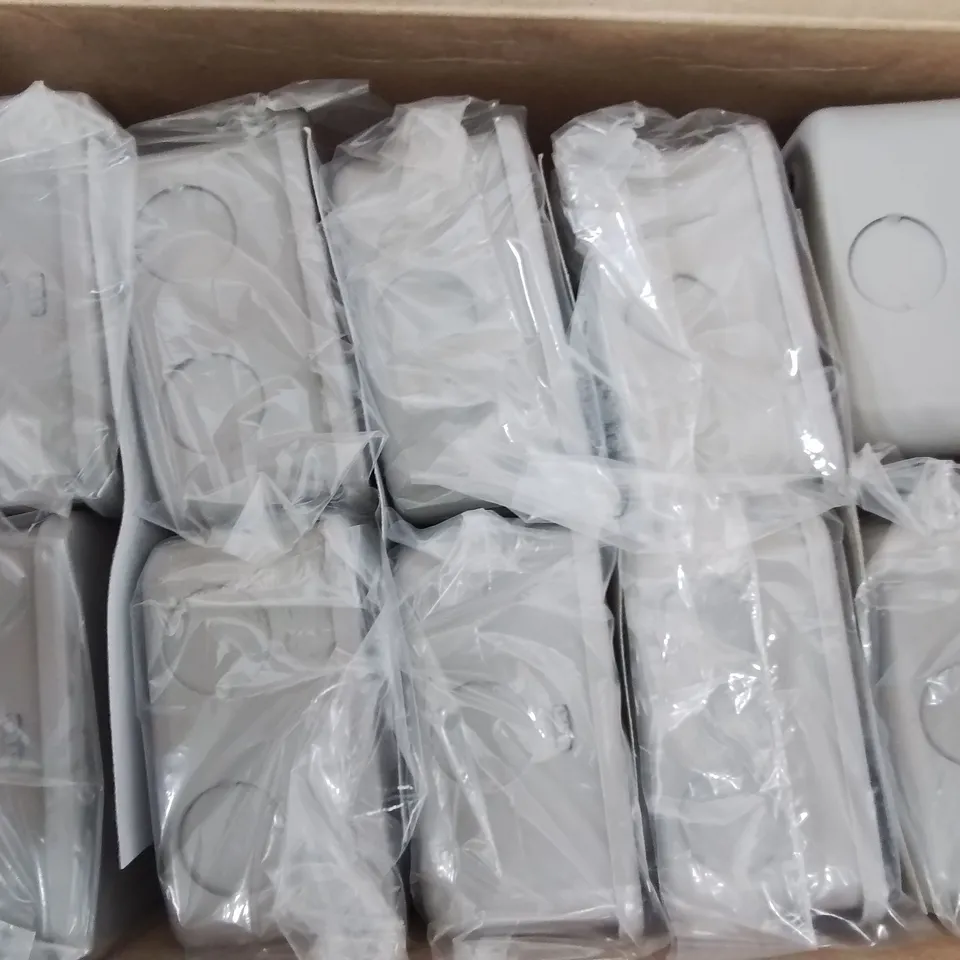PALLET OF APPROXIMATELY 400 ASSORTED ECMO ITEMS TO INCLUDE - SINGLE FLOOR SOCKET SATIN STAINLESS STEEL , 13 AMP FUSED SPUR UNSWITCHED WITH NEON