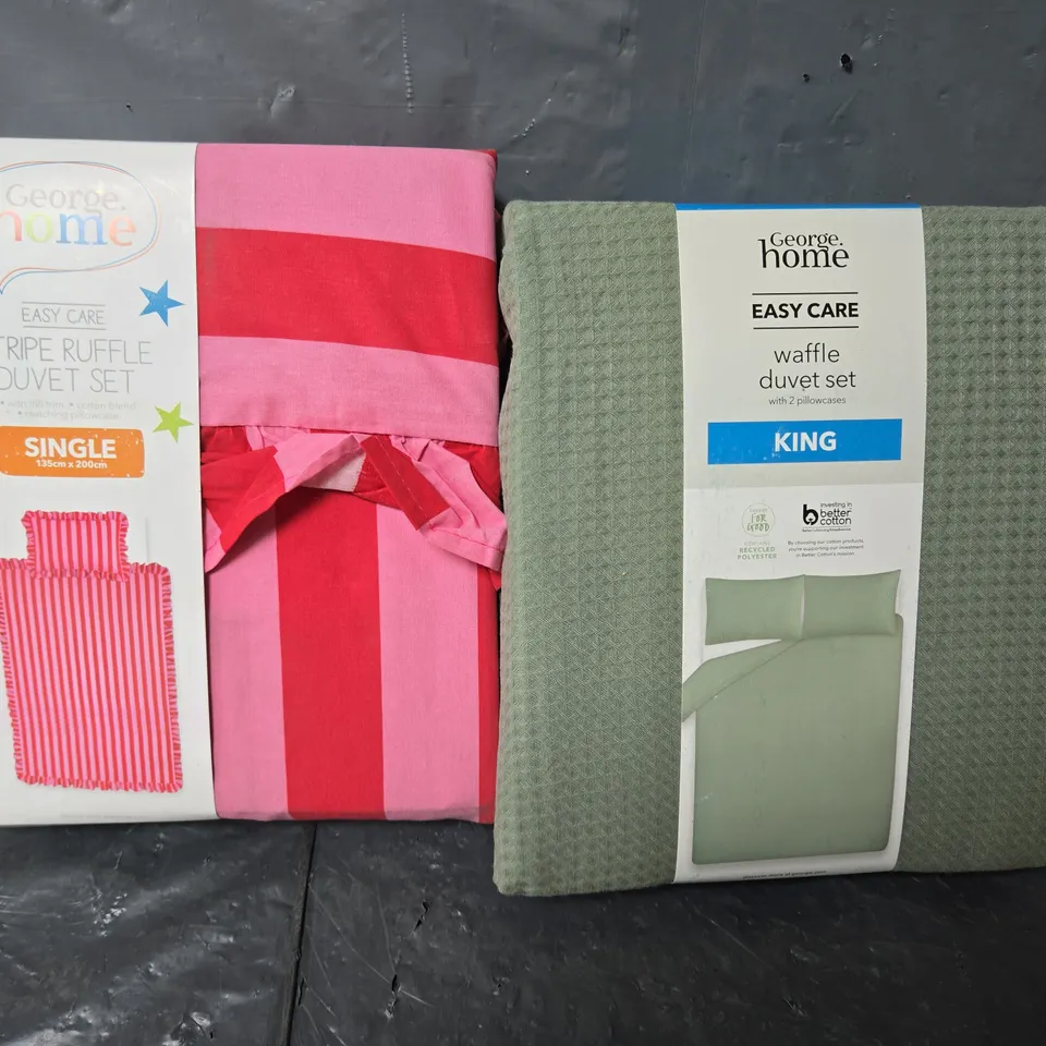 BOX OF APPROXIMATELY 10 ASSORTED BEDDING ITEMS IN VARIOUS STYLES, SIZES, AND COLOURS TO INCLUDE DUVET SETS AND PILLOWCASES, ETC - COLLECTION ONLY