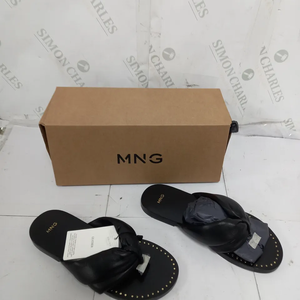BOXED PAIR OF MNG LEATHER SANDALIA FOMY IN BLACK SIZE 36