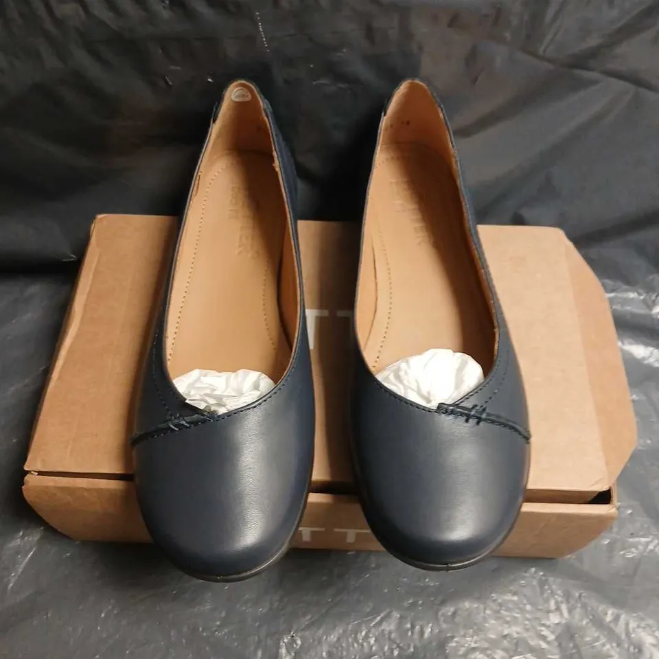 HOTTER ROBYN II EXTRA WIDE NAVY LEATHER FLATS – UK 5.5 (US 7.5, EU 38.5) DENIM NAVY