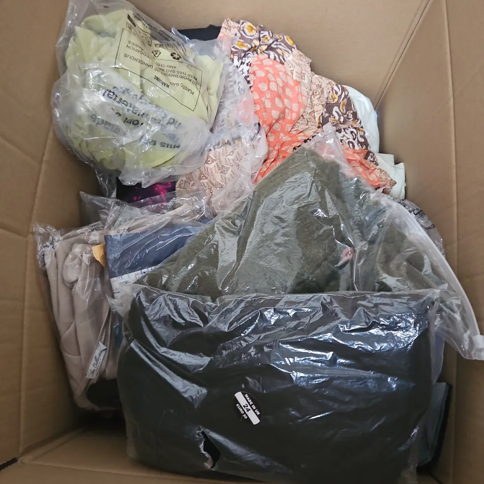 BOX OF APPROXIMATELY 20 ASSORTED CLOTHING ITEMS TO INCLUDE DRESS, TOPS, JEANS, ETC