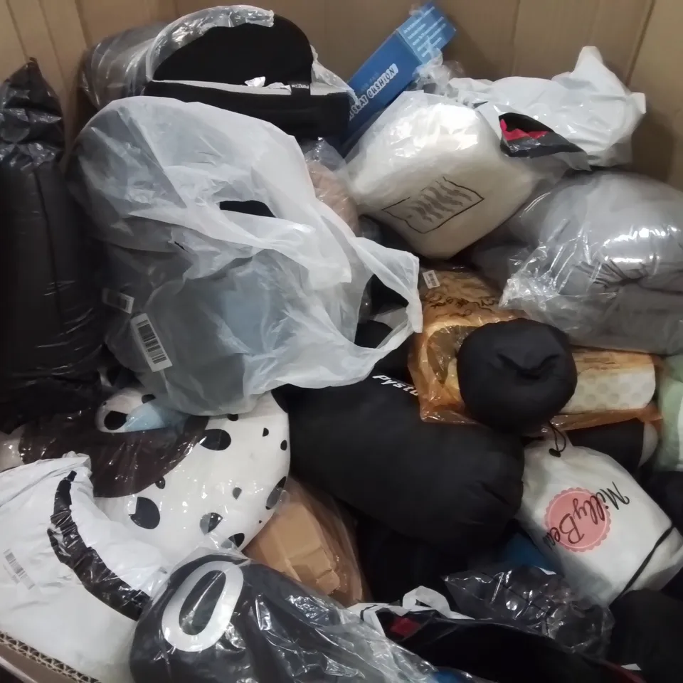 PALLET OF ASSORTED CUSHIONS, COVERS AND SEAT PADS