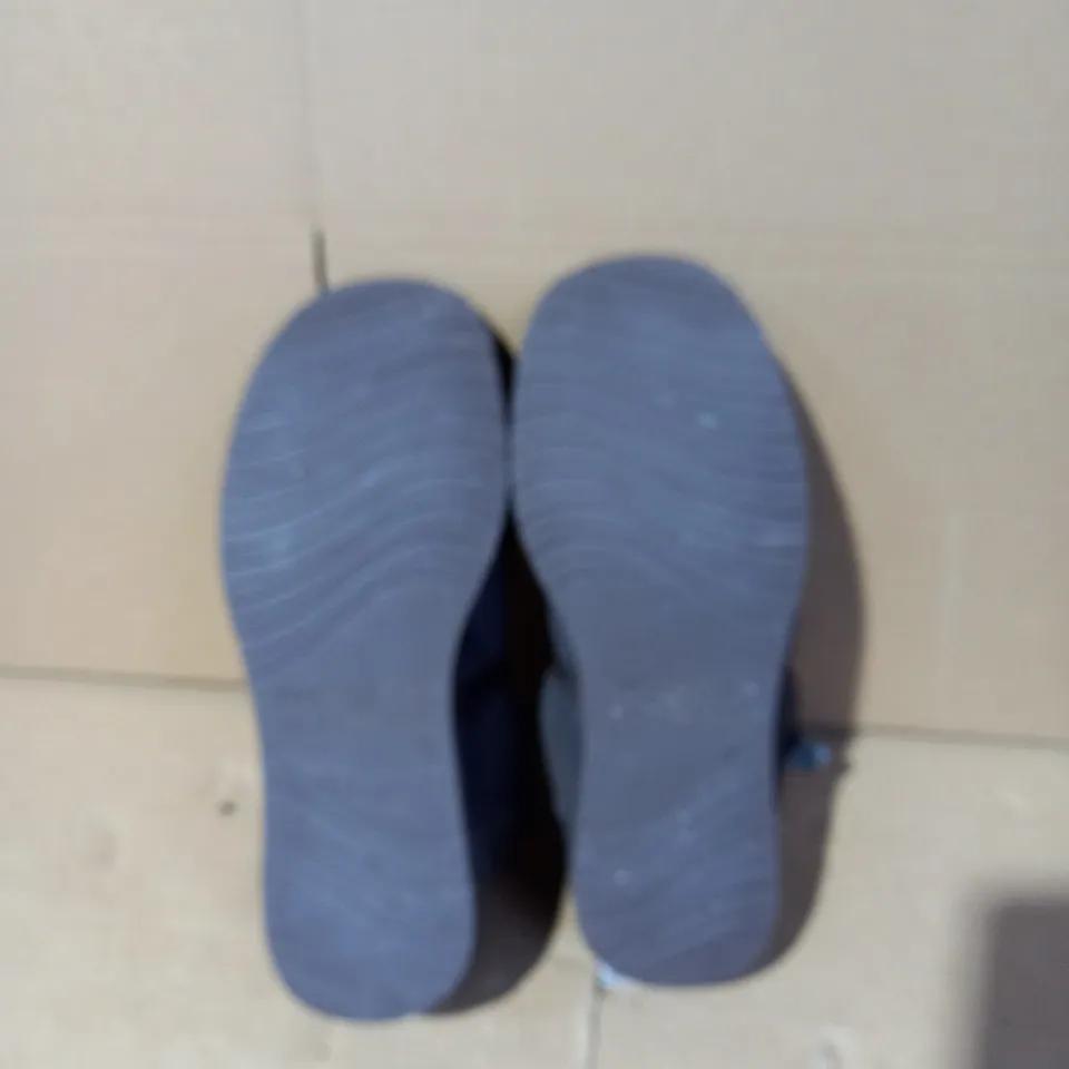 EMU MEN'S PLATINUM ASHFORD SLIPPER - SIZE 7 MENS