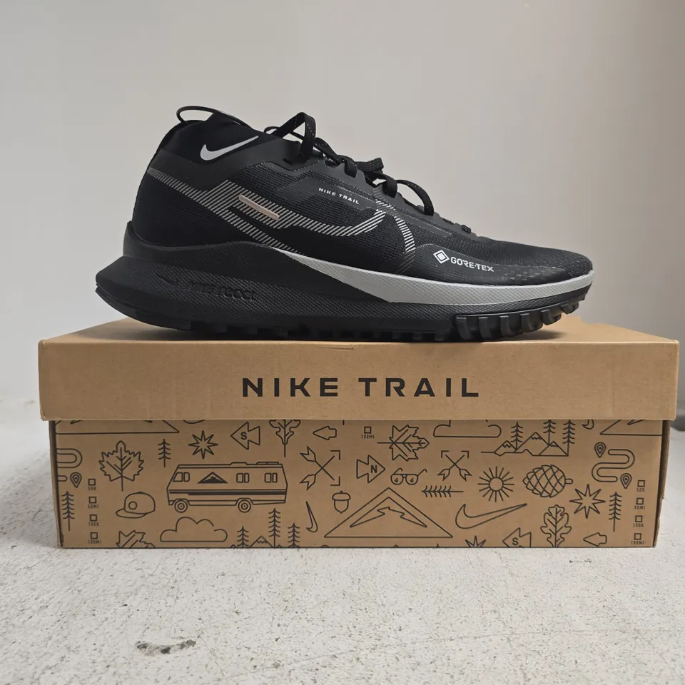 BOXED PAIR OF NIKE REACT PEGASUS TRAIL 4 GTX TRAINERS IN BLACK SIZE UK 8