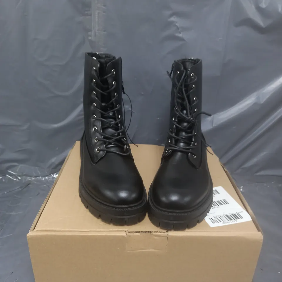 NEW LOOK BLACK LEATHER-LOOK LACE UP ANKLE BOOTS SIZE 8