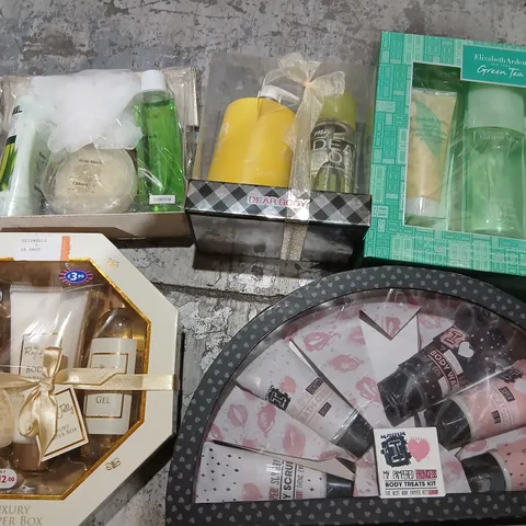 APPROXIMATELY 15 ASSORTED GIFT SETS TO INCKUDE; EKIZABETH ARDEN, MY PAMPERED PRINCESS, DEAR BODY AND CARRERA