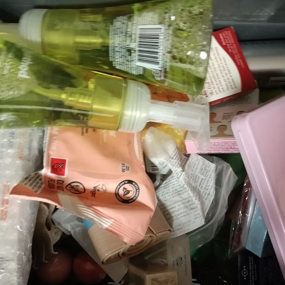 APPROXIMATELY 15 ASSORTED COSMETIC ITEMS TO INCLUDE METHOD, DR SQUATCH, ETC - COLLECTION ONLY