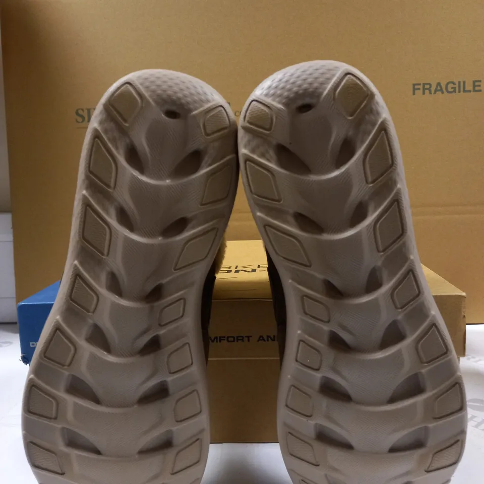 SKETCHERS ON THE GO WINTER FLING BOOT SIZE 7