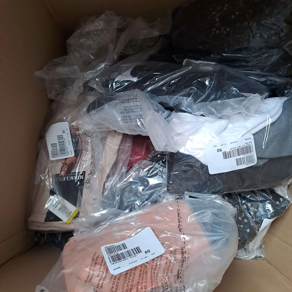 BOX OF APPROX 20 ASSORTED CLOTHING ITEMS TO INCLUDE - CARDIGAN, JUMPER, SKIRT ETC