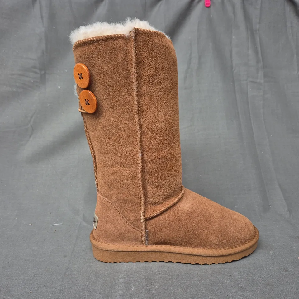 BOXED PAIR OF SNOW FAUX FUR LINED BOOTS IN CHESTNUT UK 4