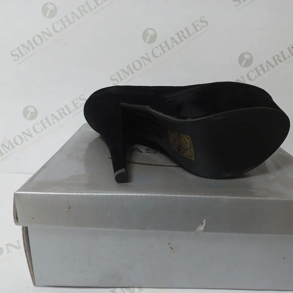 BOXED PAIR OF CASANDRA HEELED PLATFORM SHOES IN BLACK SUEDE SIZE 6 