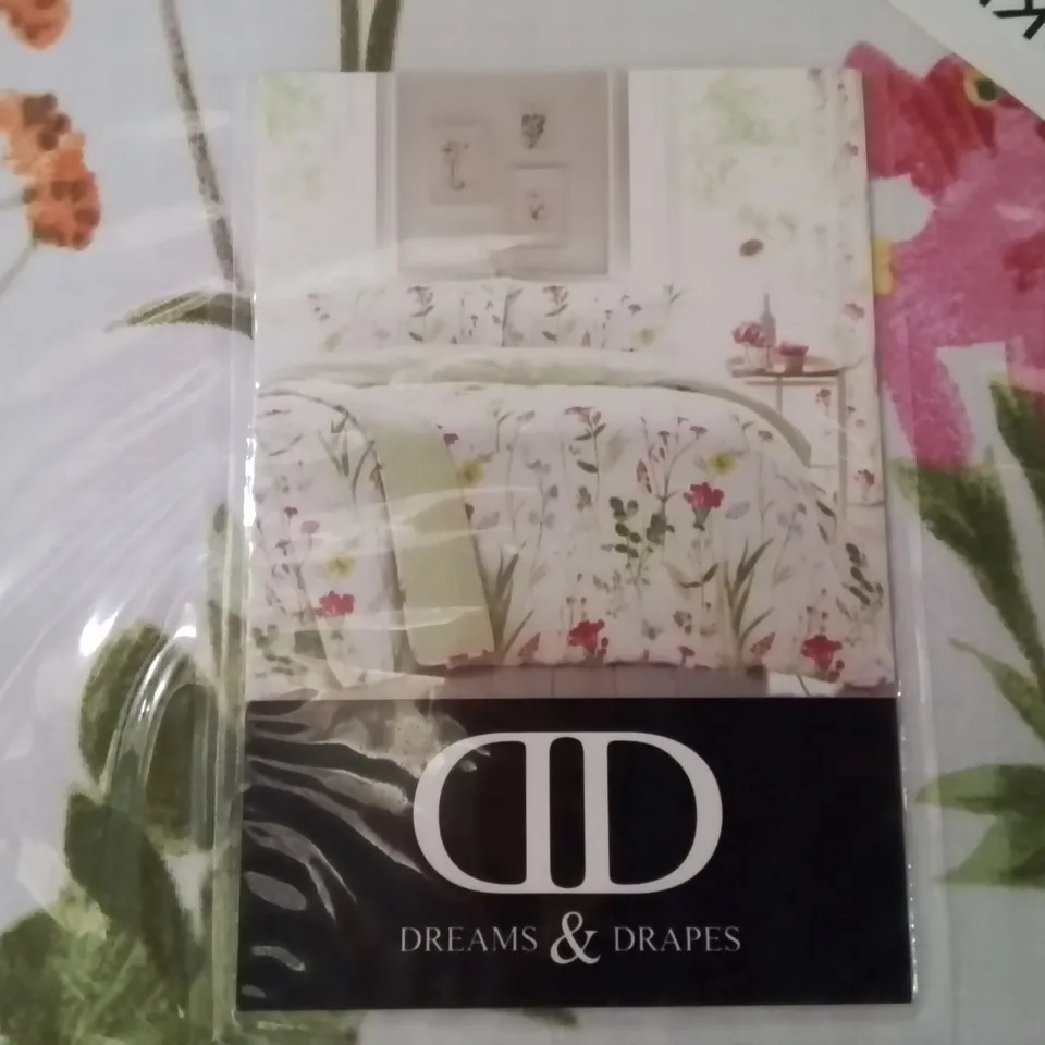 BAGGED DREAMS & DRAPES FLOWER DESIGN DOUBLE DUVET COVER SET.