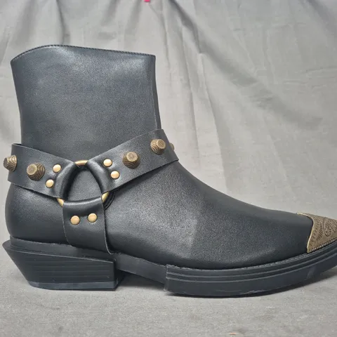 BOXED PAIR OF KOI SOULRENDER MEN'S HARDWARE COWBOY BOOTS IN BLACK/ANTIQUE BRONZE UK SIZE 9
