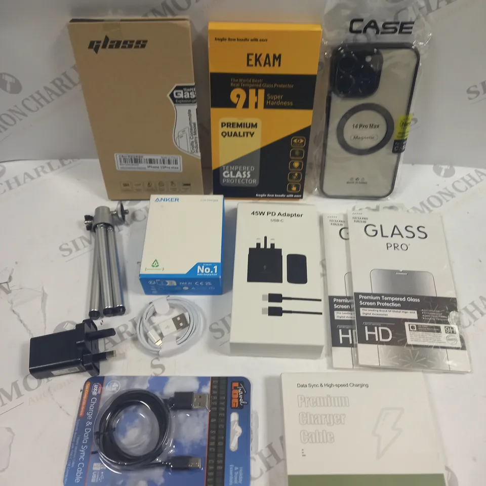 APPROXIMATELY 30 ASSORTED SMARTPHONE/TABLET ACCESSORIES TO INCLUDE PROTECTIVE CASES, CHARGING CABLES, SCREEN PROTECTORS ETC 