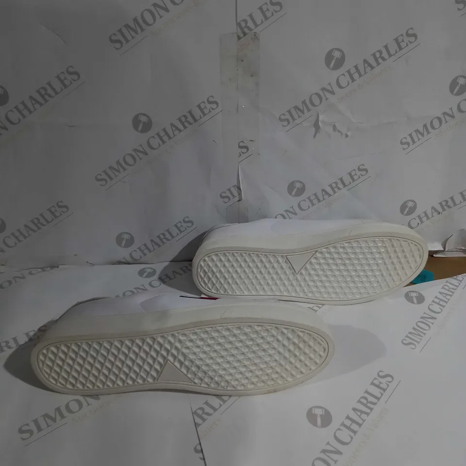 UNBOXED PAIR OF TOMMY HILFIGER UK 9 WHITE TRAINER