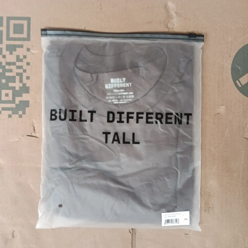 BAGGED BUILT DIFFERENT TALL CREW NECK T-SHIRT IN CHOCOLATE SIZE 2XL