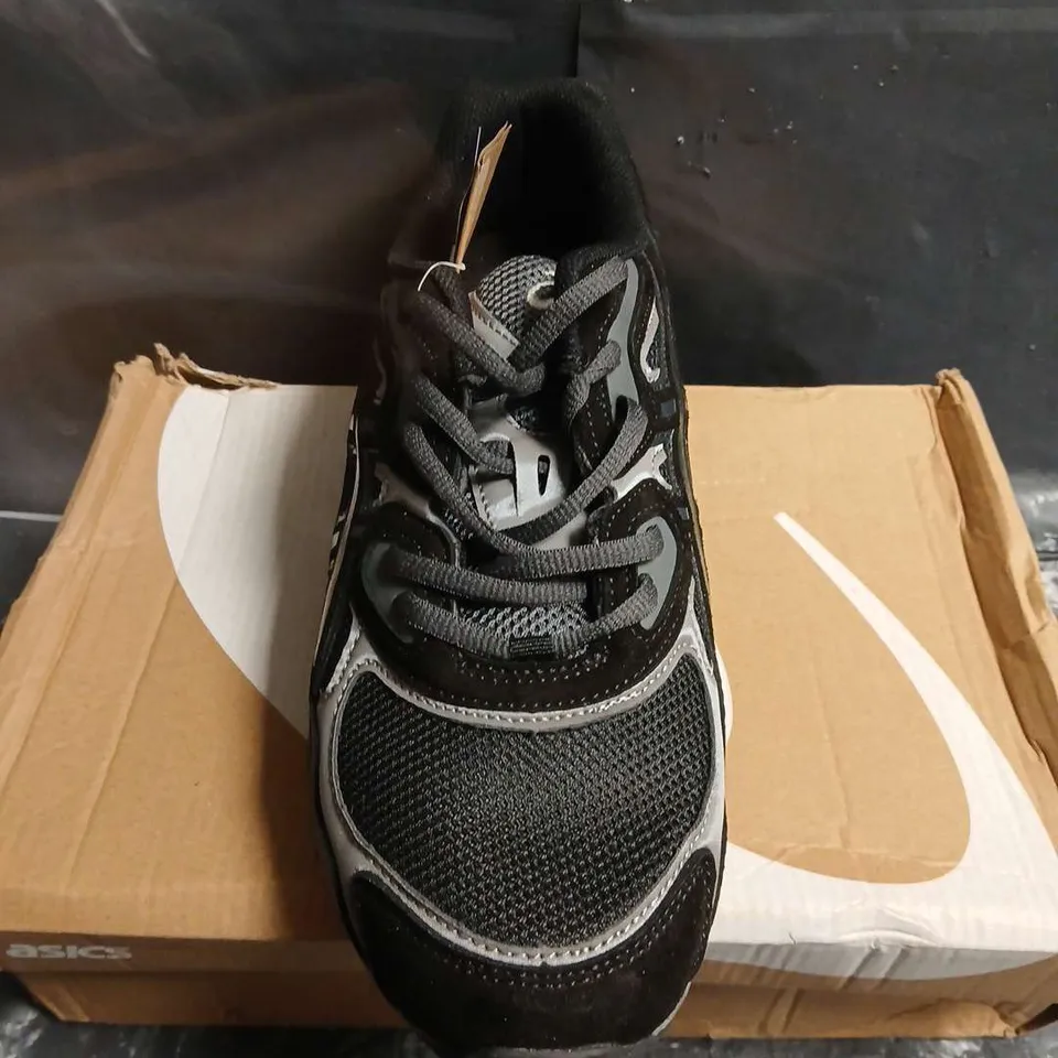 BOXED PAIR OF ASICS RUNNING SHOES – BLACK & GREY UK SIZE 10