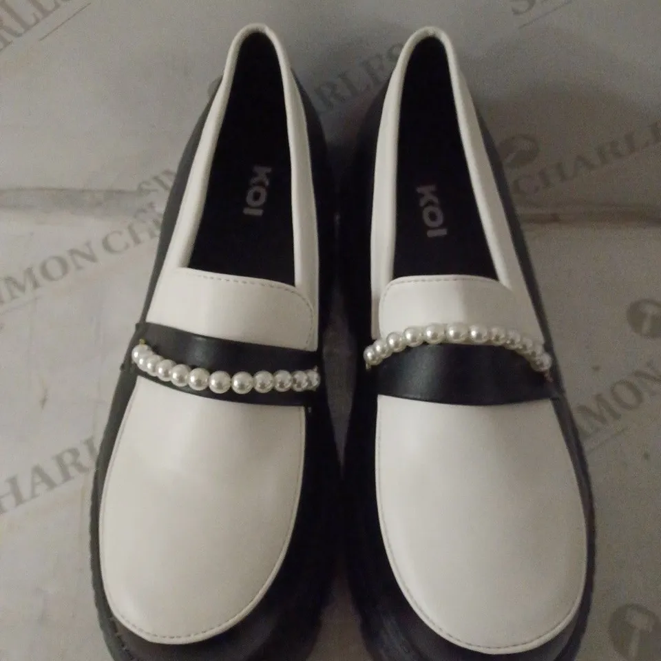 BOXED PAIR OF KOI WOMEN'S AYOKA MONOCHROME PEARL STOMPER LOAFERS SIZE 6