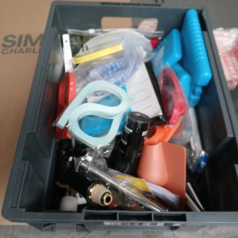 APPROXIMATELY 15 ASSORTED HOUSEHOLD PRODUCTS TO INCLUDE BINOCULARS , MILK FROTHER AND GOOD OMENS OFFICIAL ENAMEL PINS