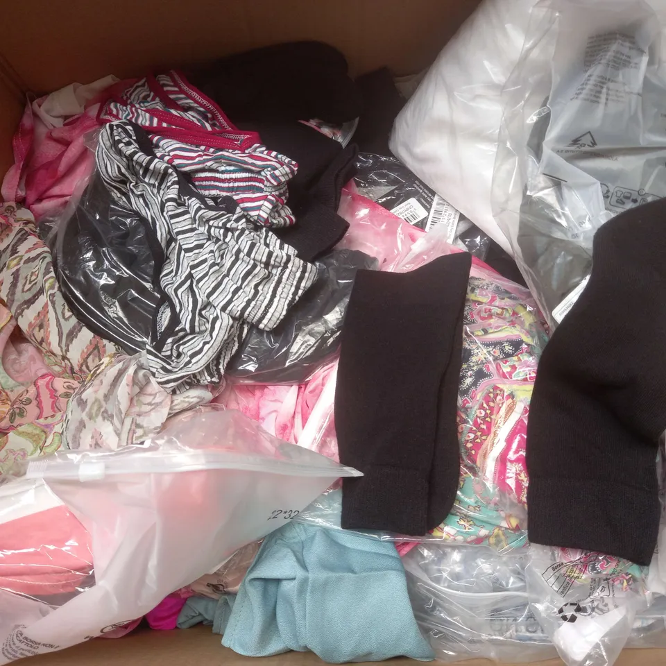 BOX OF APPROXIMATELY 25 ASSORTED CLOTHING ITEMS TO INCLUDE - SOCKS , POLO SHIRT , T-SHIRT ETC