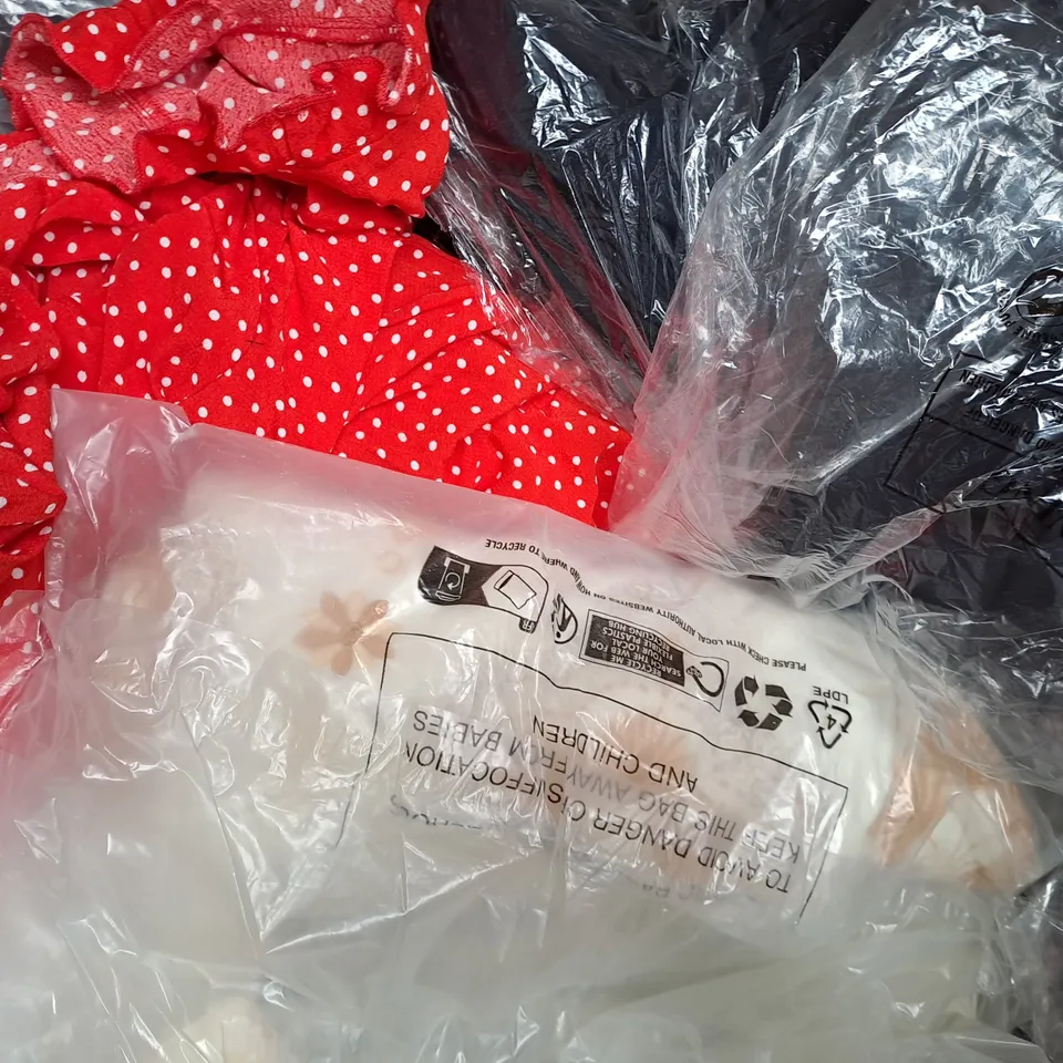 BOX OF APPROXIMATELY 20 ASSORTED CLOTHING & FASHION ITEMS IN VARIOUS STYLES AND SIZES