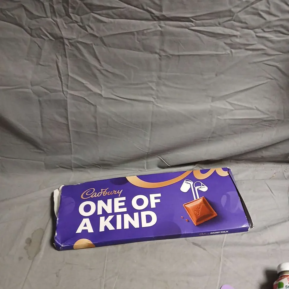 APPROXIMATELY 10 ASSORTED FOOD ITEMS INCLUDING  CADBURY DAIRY MILK ONE OF A KIND BAR, HUEL STRAWBERRY & CREAM BOTTLE, POPPING CANDY