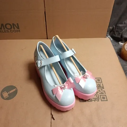 KOI UK 5 ' MARY JANE SHOES BLUE WITH PINK SOLE AND BOW