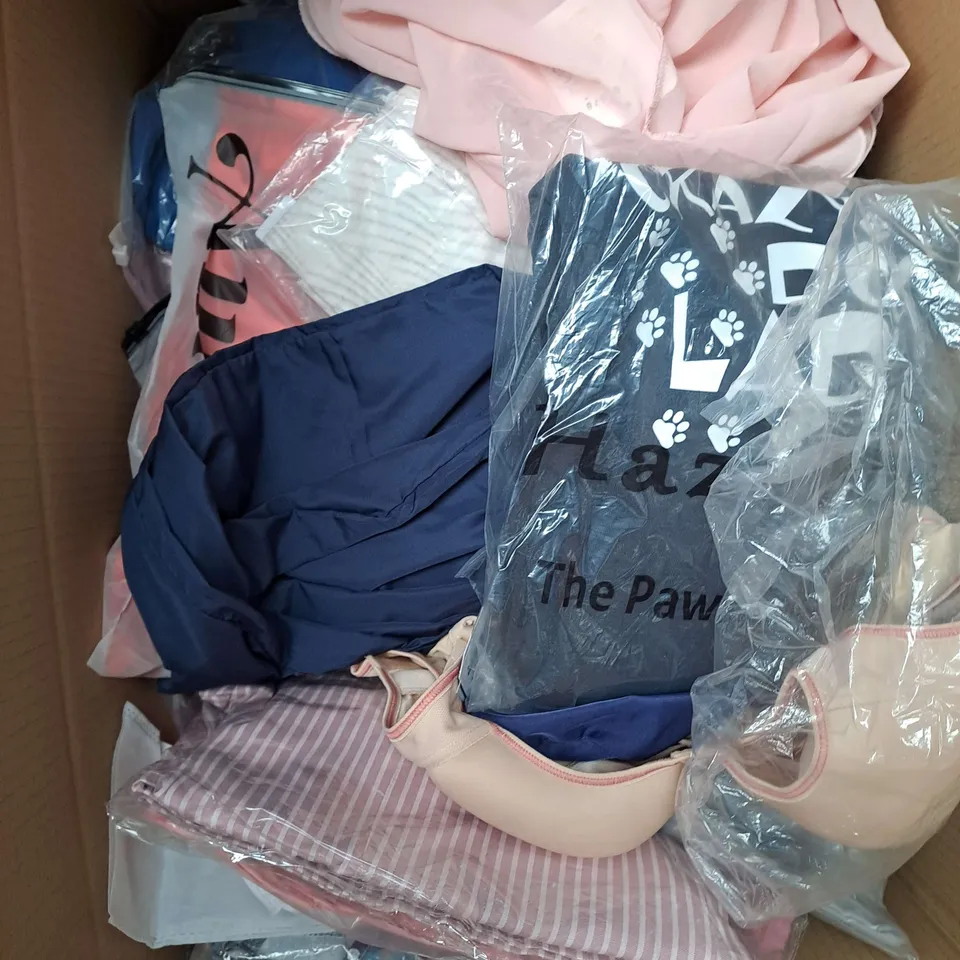 BOX OF APPROXIMATELY 25 ASSORTED CLOTHING ITEMS TO INCLUDE - JACKET, DRESSES, JEANS ETC