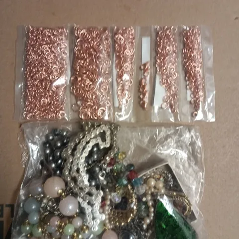 APPROXIMATELY 10 ASSORTED JEWELLERY ITEMS TO INCLUDE CHAINS, ETC