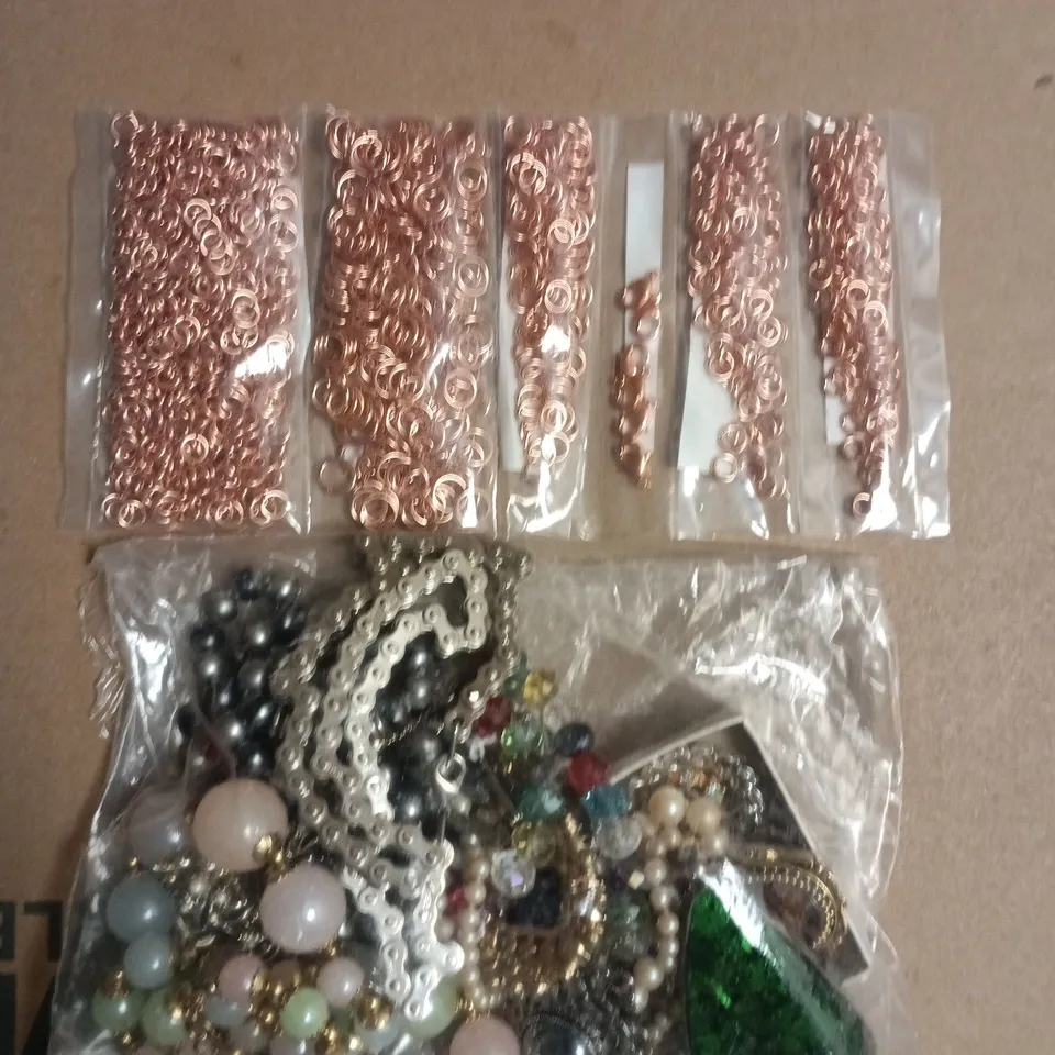 APPROXIMATELY 10 ASSORTED JEWELLERY ITEMS TO INCLUDE CHAINS, ETC