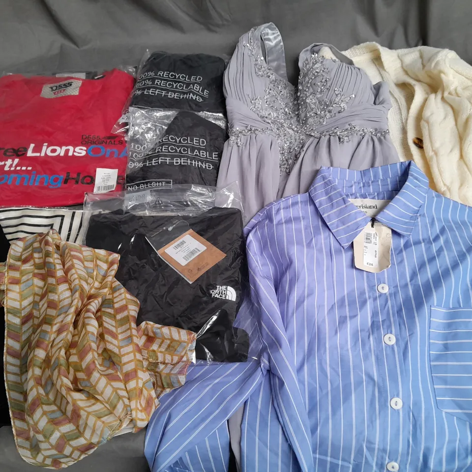 LARGE QUANTITY OF ASSORTED CLOTHING AND ACCESSORY ITEMS TO INCLUDE SHIRTS, BELTS, WALLETS AND BAGS