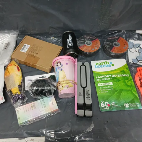 BOX OF APPROXIMATELY 8 ASSORTED ITEMS TO INCLUDE - TOILET HEAD REPLACEMENT, ONE HOTSPUR CUP, AND SNOW WHITE DRINK CUP ETC. 