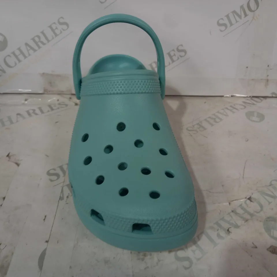 BOXED PAIR OF CROCS IN LIGHT BLUE SIZE W8