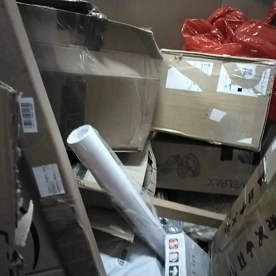 PALLET OF HOUSEHOLD ITEMS TO INCLUDE DESK EXTENSION, GOLF PUTTING MAT, CEILING LIGHT, BAMBOO BATH CADDY AND OTHER ASSORTED ITEMS...