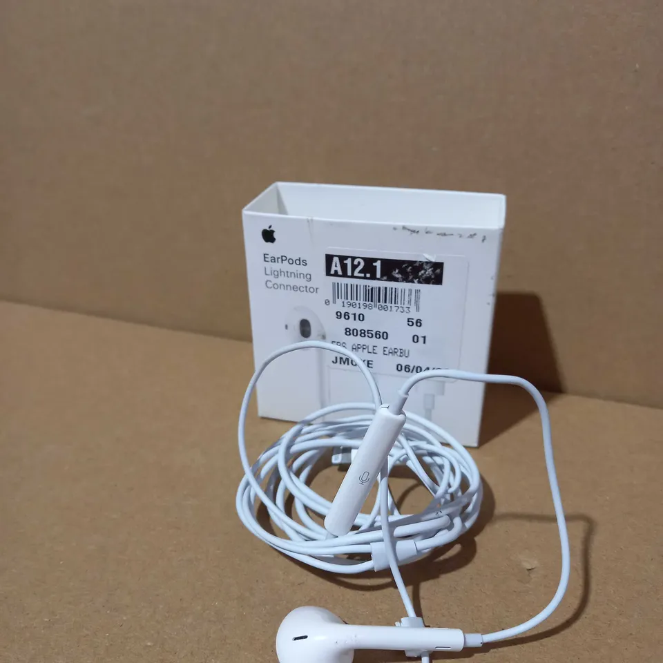 APPLE EARPODS WITH LIGHTENING CONNECTOR 