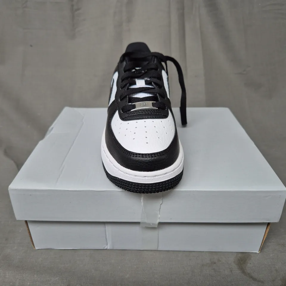 BOXED PAIR OF NIKE AIR FORCE 1 GS SHOES IN BLACK/WHITE UK SIZE 3.5