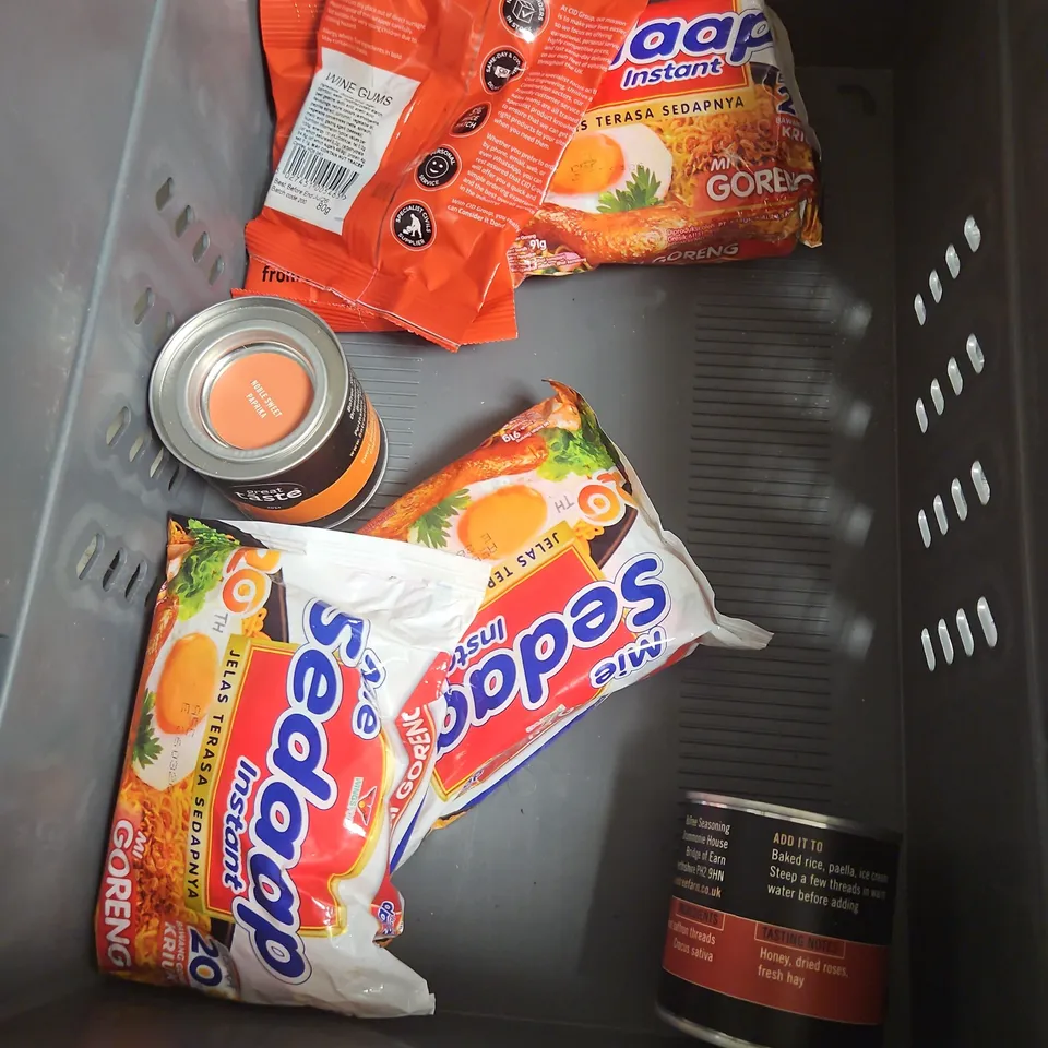 APPROXIMATELY 10 ASSORTED FOOD ITEMS TO INCLUDE - NESCAFE ICED CARAMEL COFFEE - CANDY KITTENS STRAWBERRIES & CREAM - BOTREE SINGLE ORIGIN SPICES - ETC